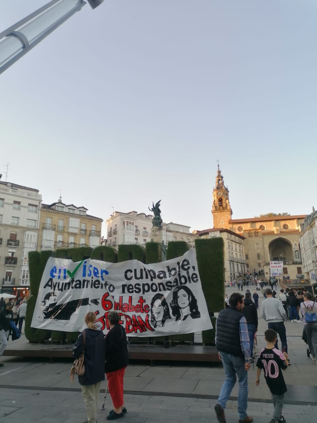 En imágenes: Los jardineros de Vitoria cumplen seis meses de huelga con una manifestación
