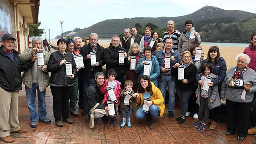 La mayoría de los vecinos del barrio de Abiña acudieron a votar a la improvisada consulta que llevaron a cabo ayer.