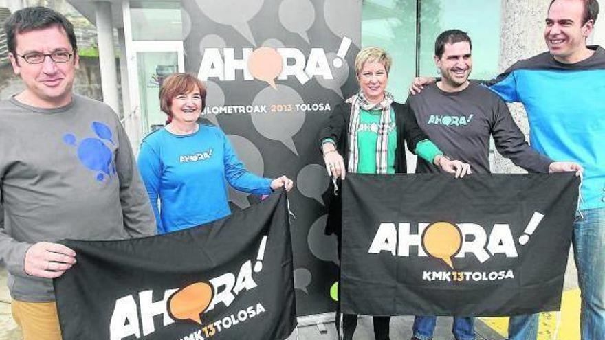 Los responsables del Kilometroak, ayer con el lema y el logo de la próxima edición.