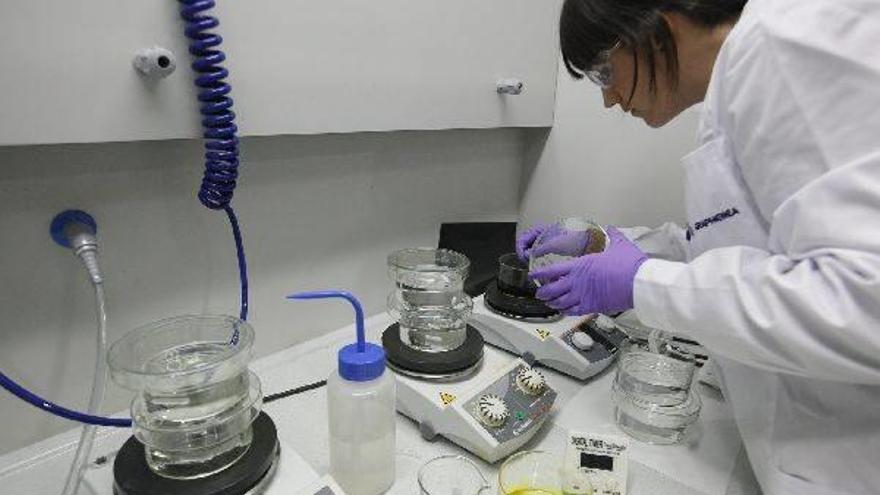 Una trabajadora del centro de investigación donostiarra CIC Nanogune.