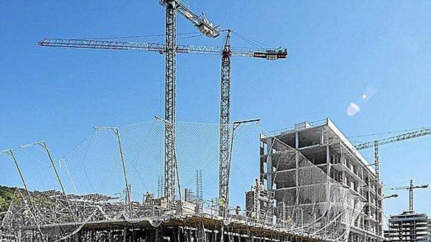 Una de las construcciones, con los bajos ya completados.