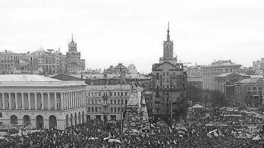 Miles de personas tomaron ayer de nuevo el centro de Kiev.