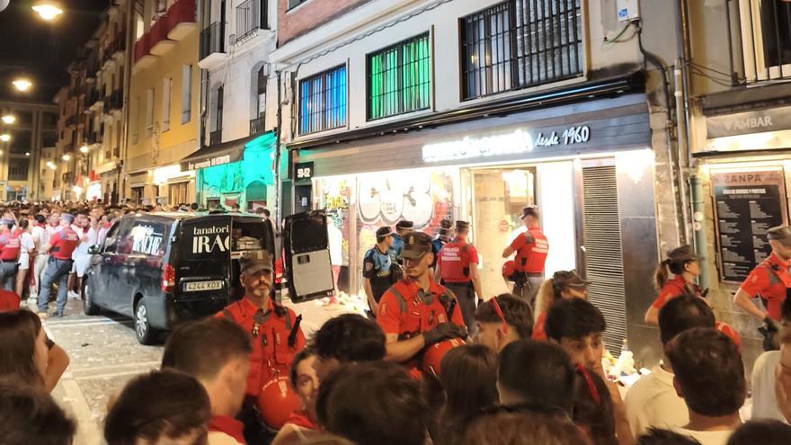 Muere un hombre en un bar de la calle Estafeta por causas naturales