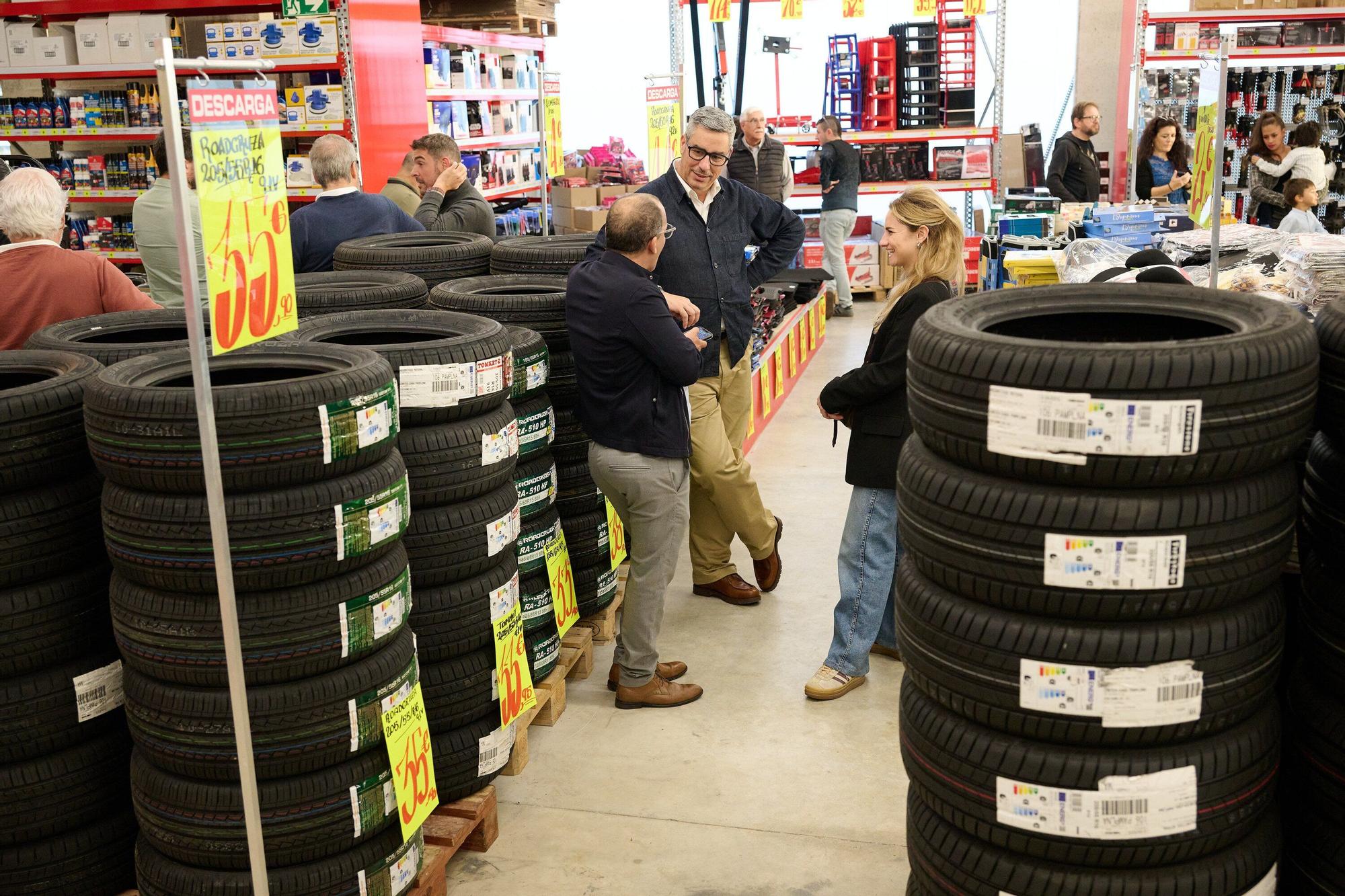 Fotos de la inauguración oficial de la nueva tienda de Carter-Cash en Pamplona