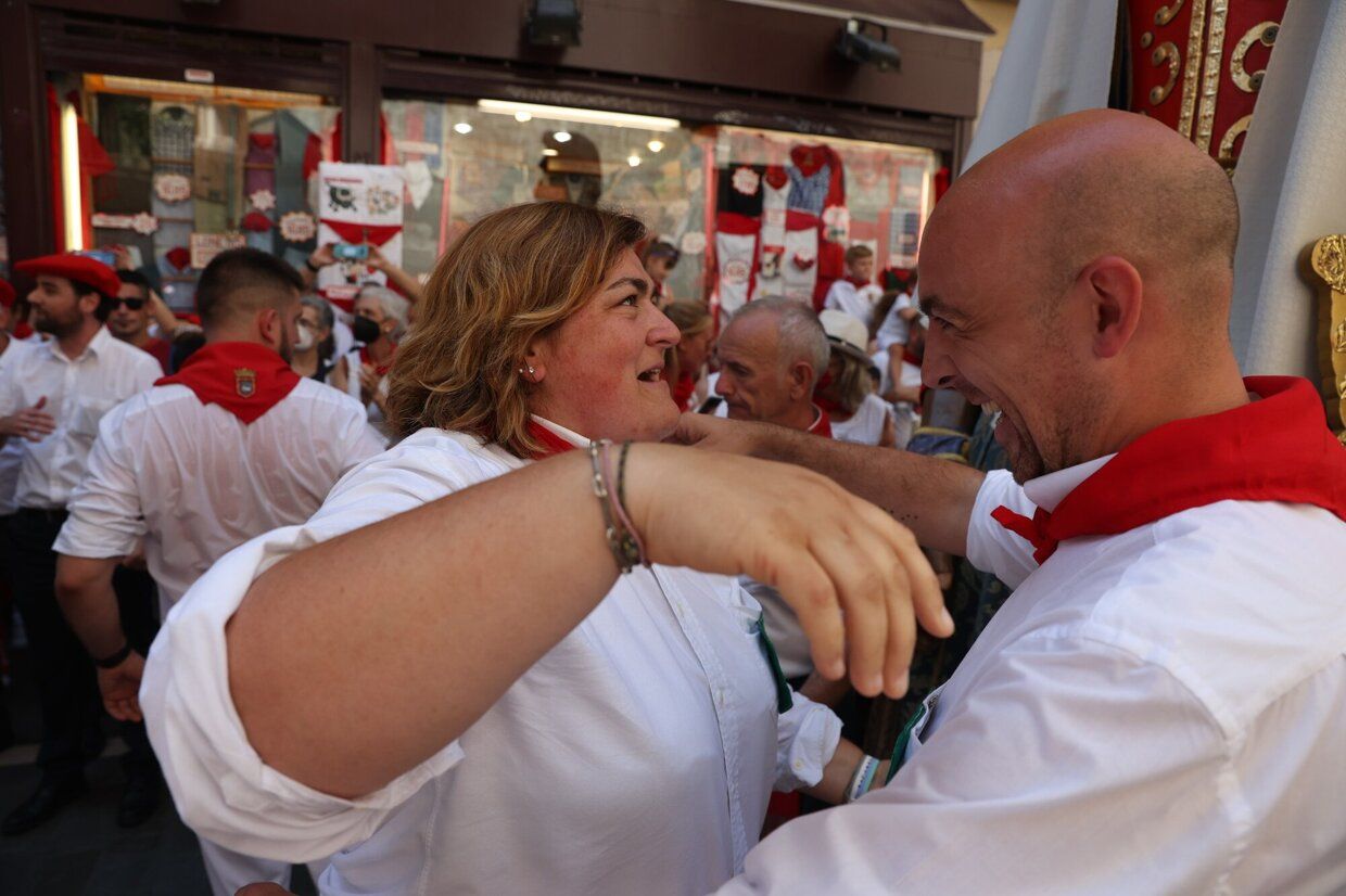 La Asociacion Festa-Los de Bronce entrega el Premio Festa 2022 a las mujeres que impulsaron la desaparición de las llamadas "madrinas" de las peñas en los Sanfermines