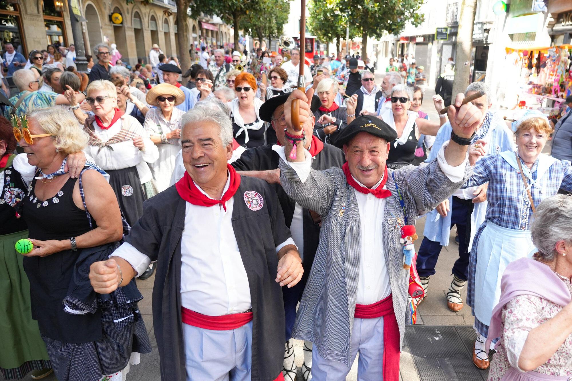 En imágenes: Blusas y neskas veteranos celebran su día grande en La Blanca