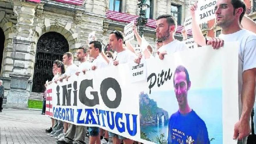Concentración celebrada en Bilbao reclamando justicia tras la muerte del joven Iñigo Cabacas.