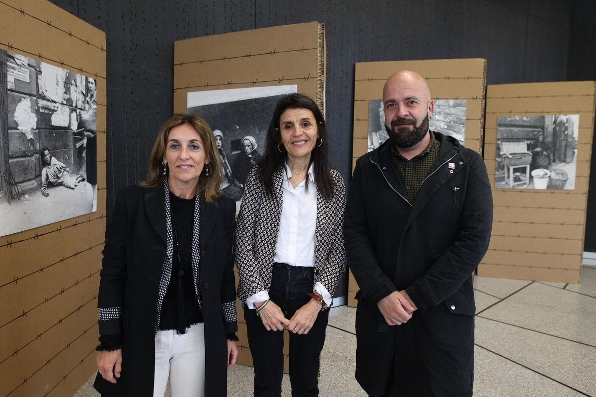 La directora general del Palacio Euskalduna, Nerea Lupardo, con la consejera de Igualdad, Justicia y Políticas Sociales, Nerea Melgosa, y el director de Migración y Asilo, Xabier Legarreta.