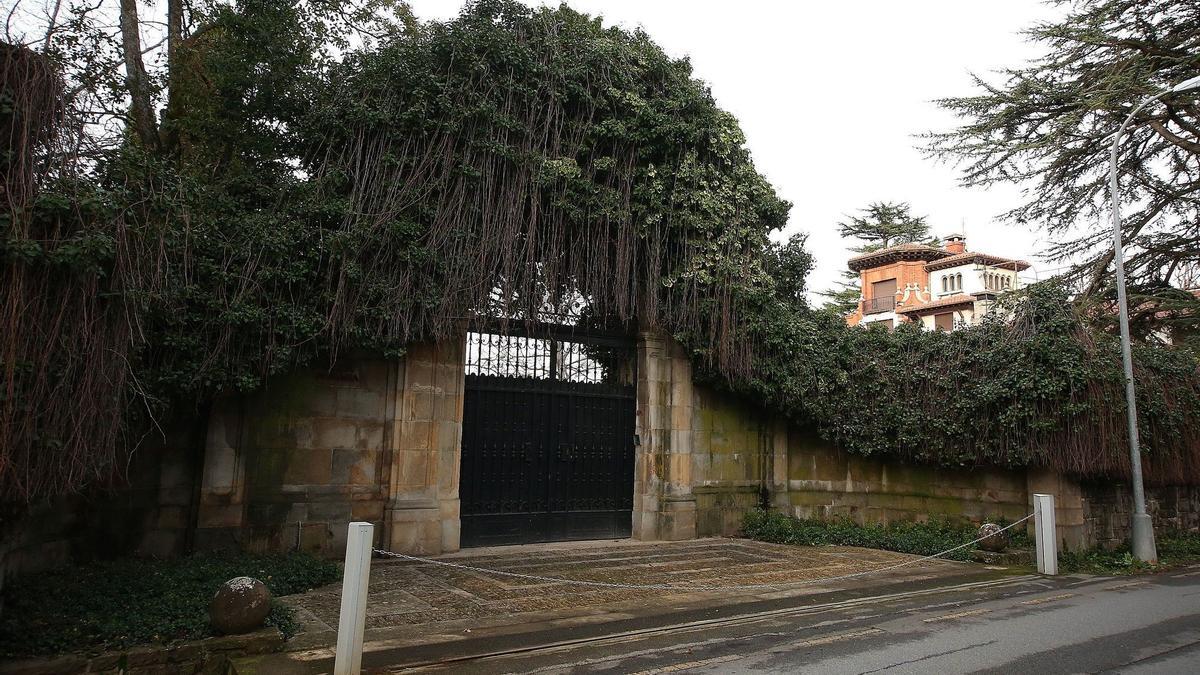 La puerta enrejada, que asoma en Beloso.