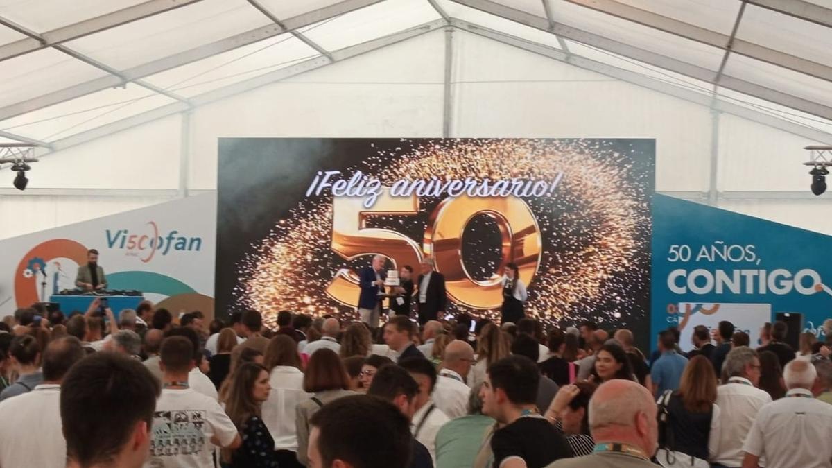 Canales y Ampuero reciben la tarta de cumpleaños en el escenario.