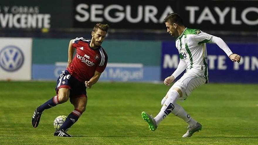 Roberto Torres, realizando un regate a un defensa del Córdoba, en el partido del sábado en El Sadar.