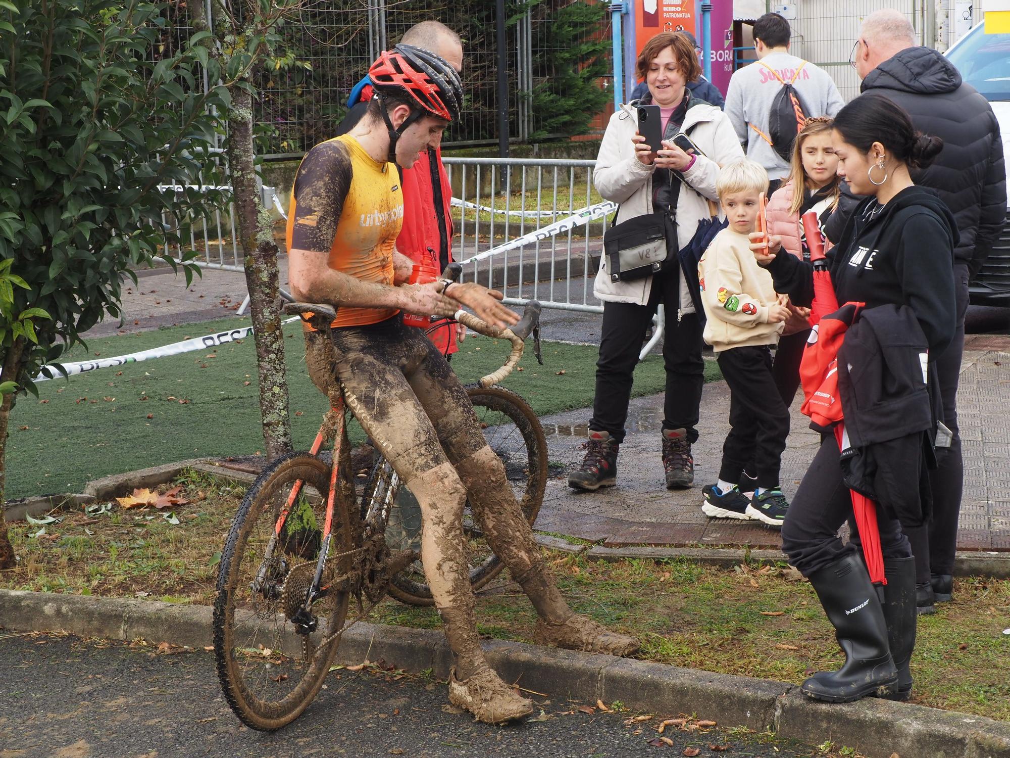 El barro se sumó al espectáculo de ciclocross en Elgoibar