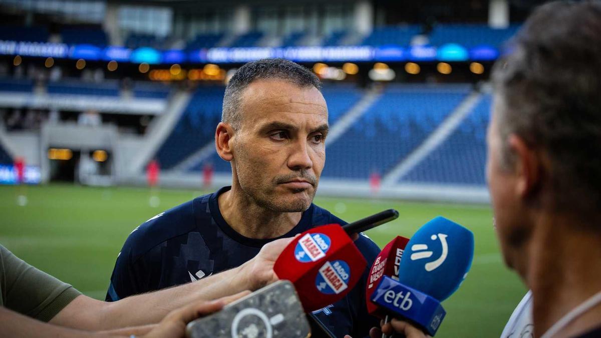 Sergio Francisco atiende a la prensa en Japón