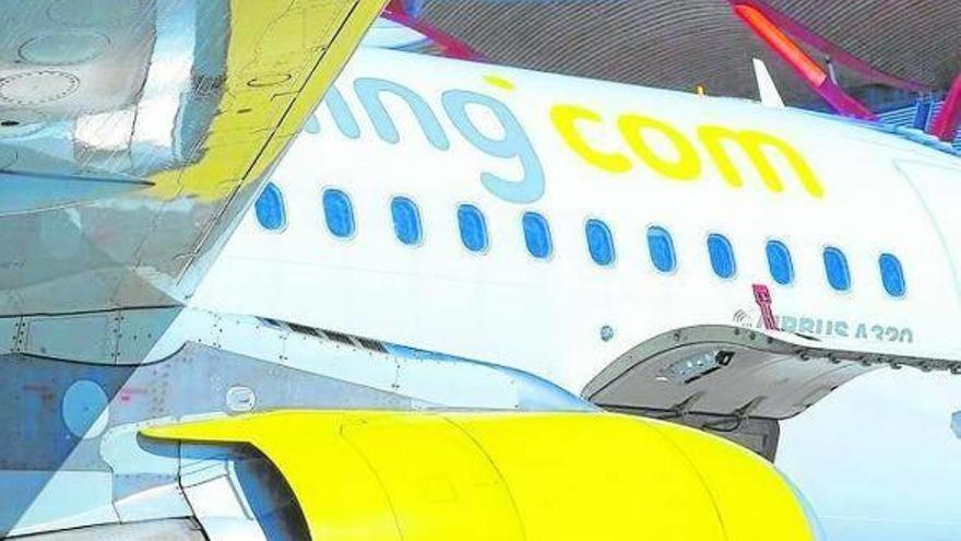 Avión de la compañía Vueling en la pista de un aeropuerto.