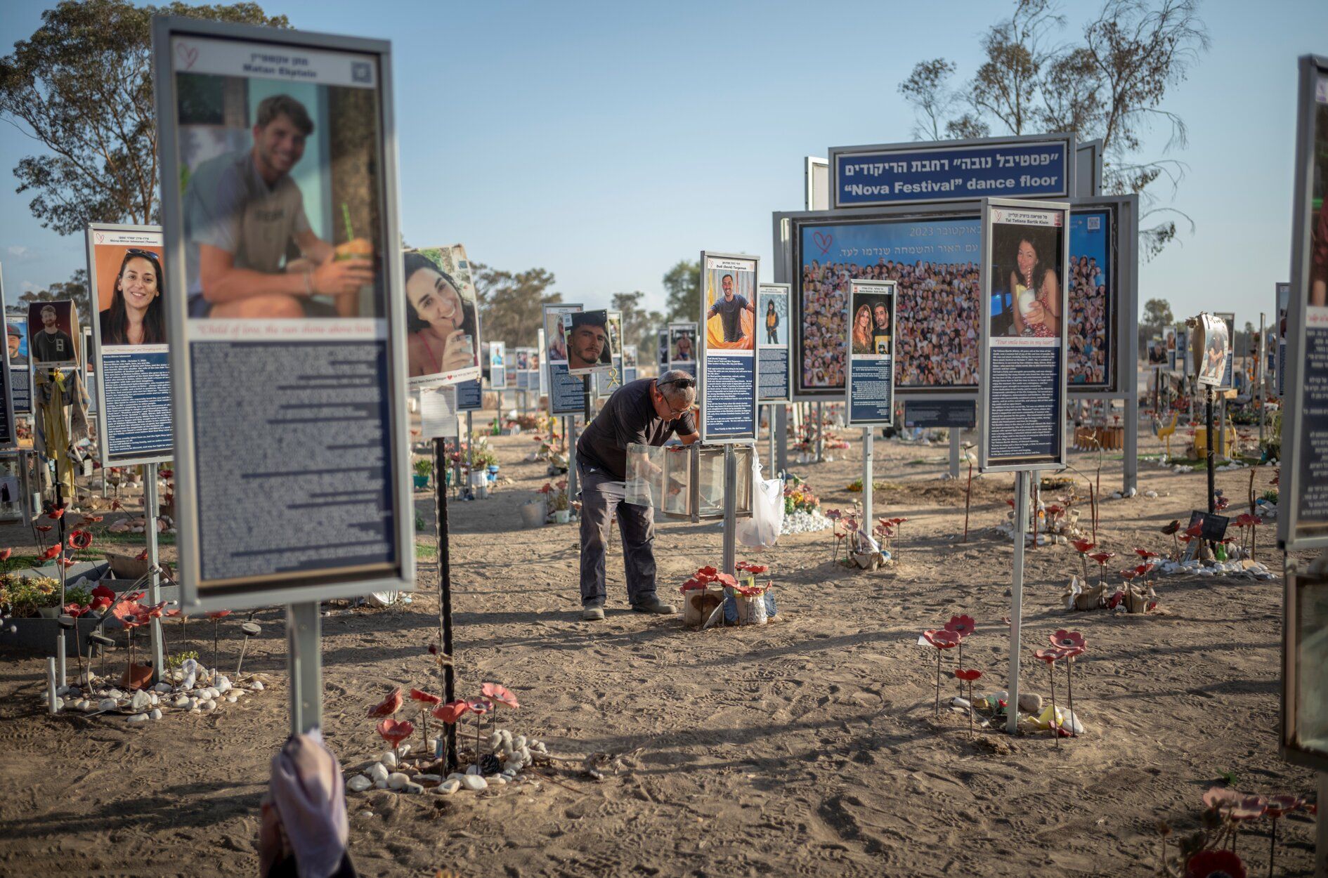 Familias israelíes visitan los monumentos conmemorativos en el recinto del festival de música Nova