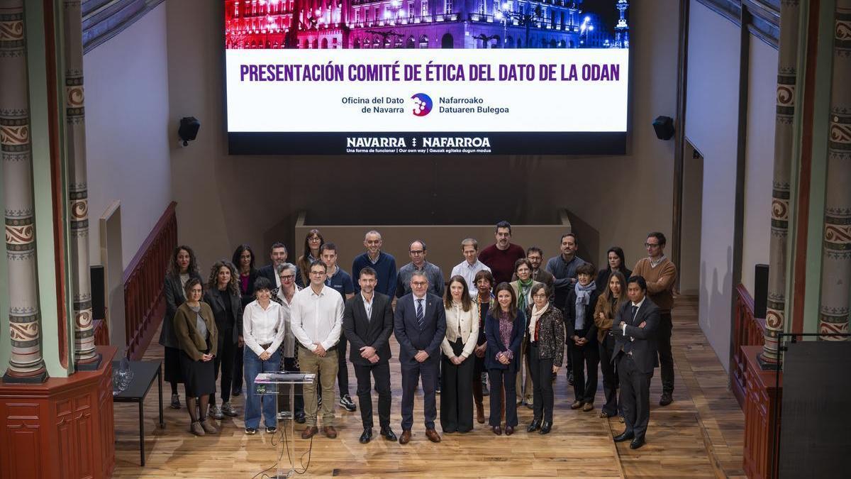 El consejero, con las personas que forman pate del Comité de Ética de la Oficina del Dato de Navarra.