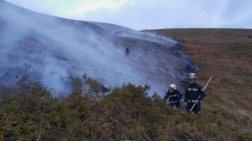 Los Bomberos trabajan para sofocar el incendio originado anoche en la Sierra de Elguea