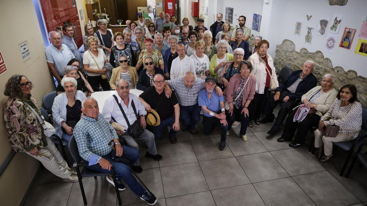 Usuarios del centro para mayores de Estafeta, en una rueda de prensa convocada en junio para denunciar su cierre.