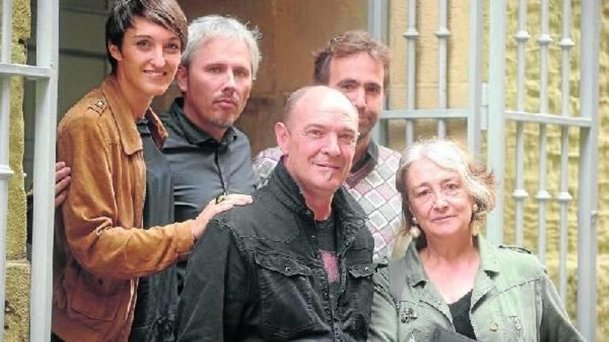 Uxue Alberdi, Pello Ramirez, Harkaitz Cano, Andoni Egaña eta Arantxa Urretabizkaia, atzo Donostian.