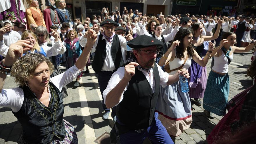 Fotos del recibimiento municipal a los mayordomos de la Txantrea ante el Ayuntamiento de Pamplona