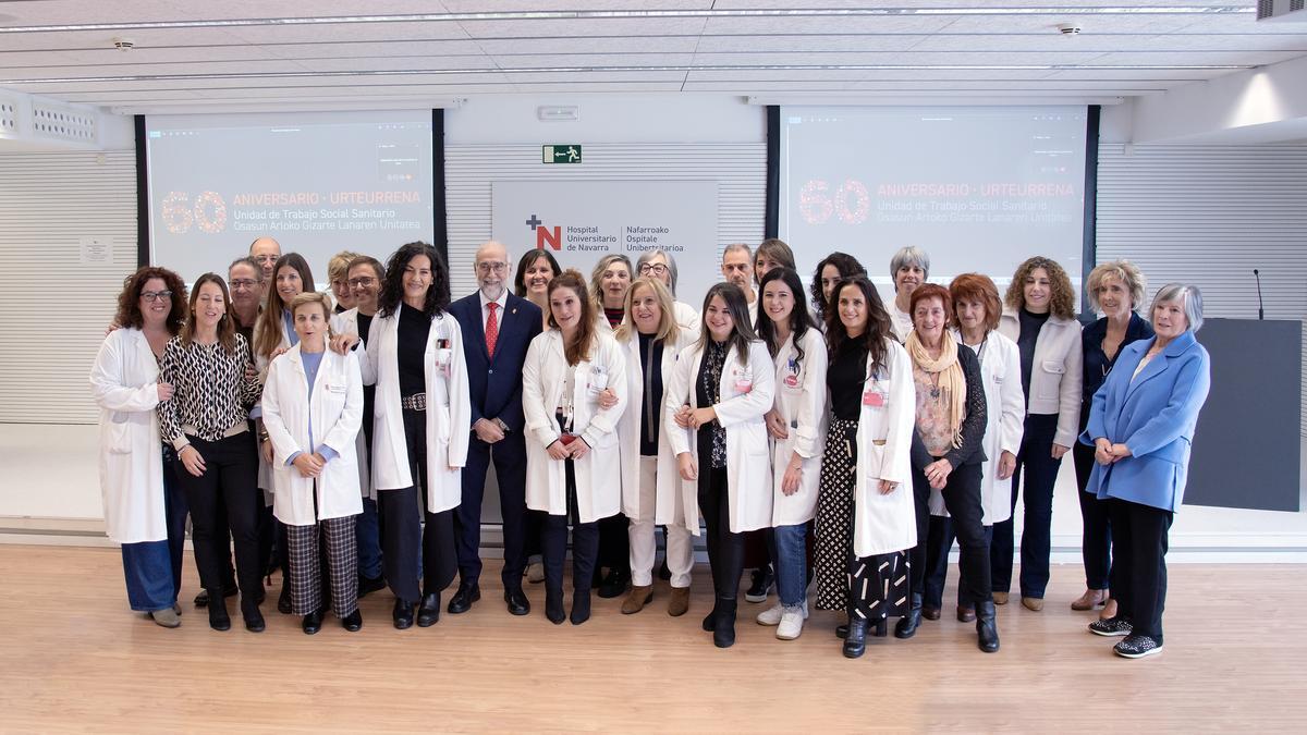 El consejero Domínguez, junto al equipo de profesionales que integran la Unidad de Trabajos Social Sanitario del HUN.