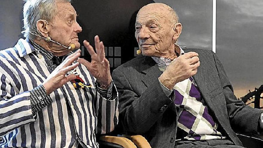 Los supervivientes Igor Malickij y David Lewin comparten su historia, ayer en Auschwitz.