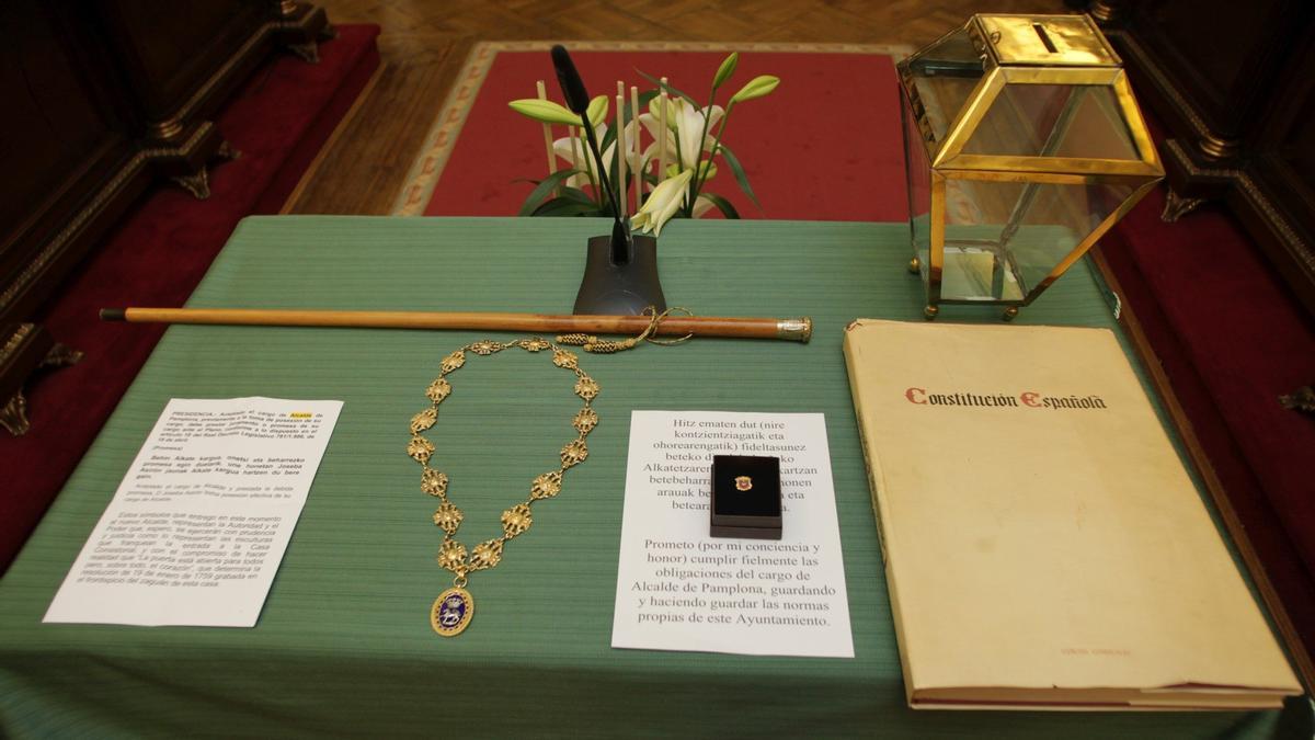 La vara de mando, la medalla, la insignia de la ciudad, la Constitución y la urna donde se dopositan los votos de los concejales, antes de la sesión de constitución del Ayuntamiento de Pamplona.