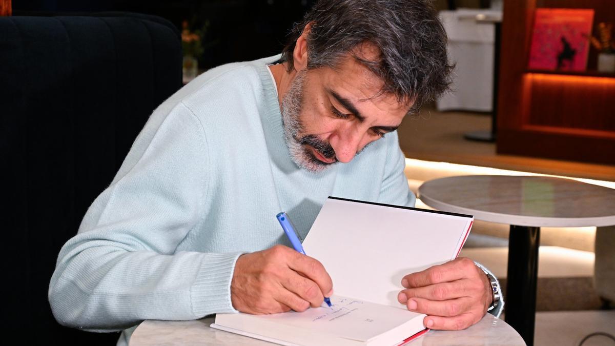 Juan del Val firma dedicando su novela