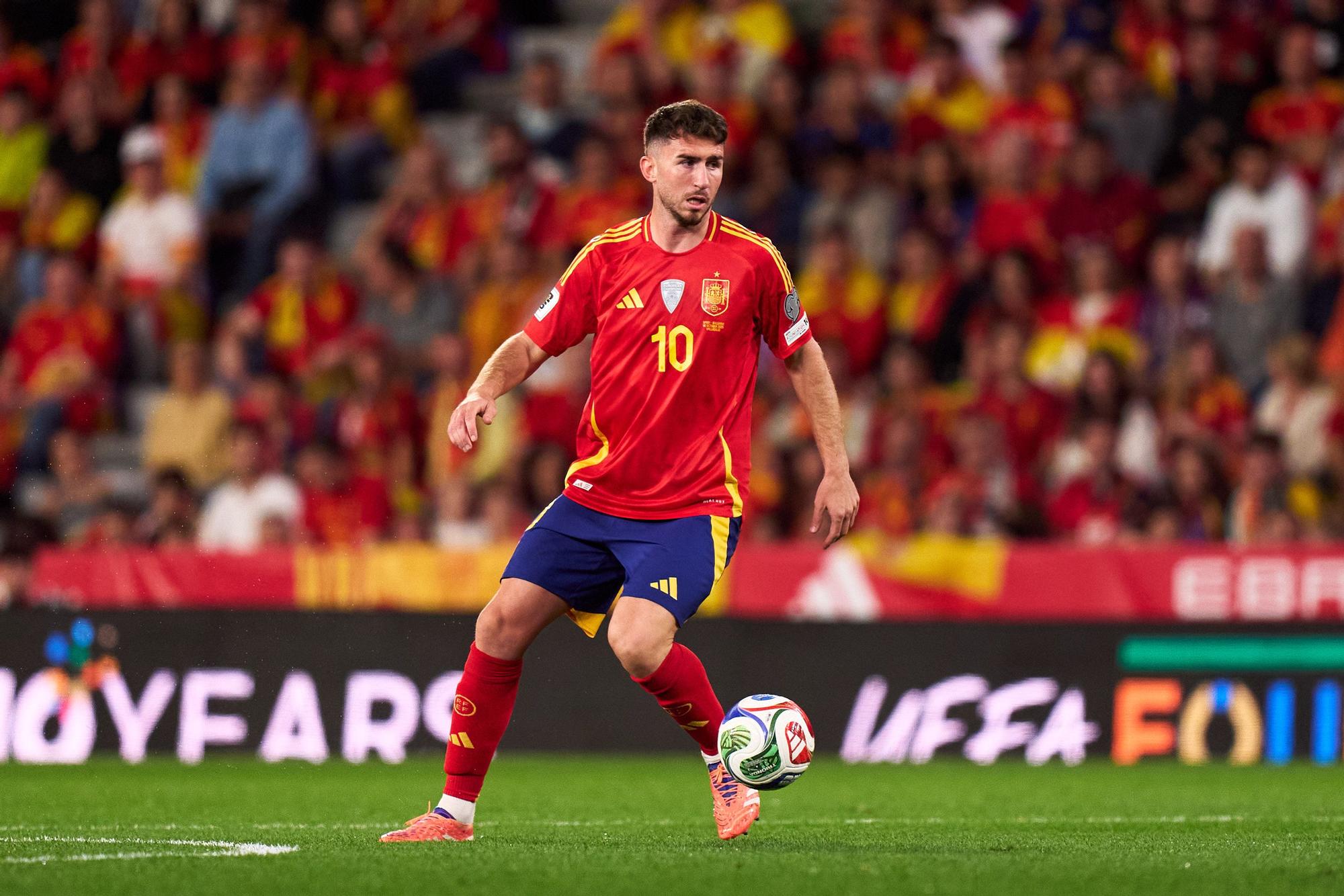 Aymeric Laporte lució el dorsal 10 ante Bulgaria.