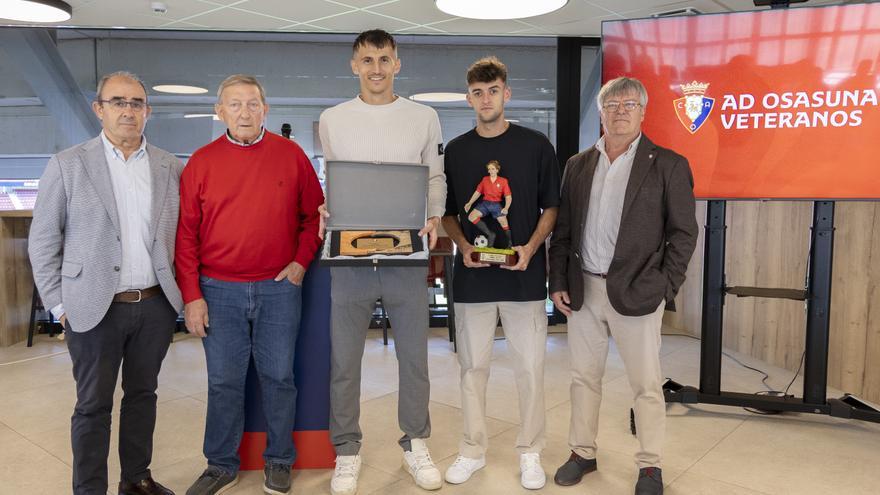 La A. D. Osasuna Veteranos reconoce a Ante Budimir y Aimar Oroz