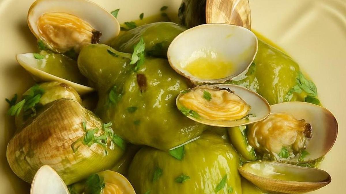 Menú fin de semana: alcachofas con almejas, brochetas de salmón y talo dulce