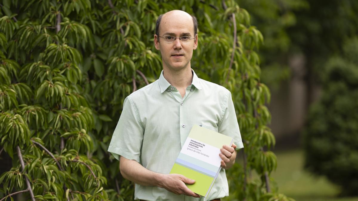 El catedrático Ignacio del Villar Fernández, con el libro del que es autor.