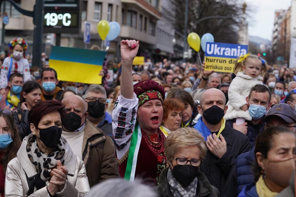 Miles de vascos se manifiestan en contra de la invasión rusa en Ucrania