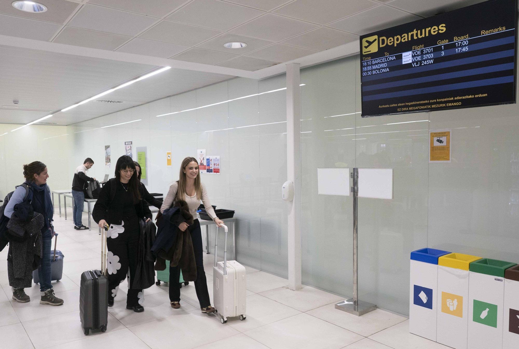 En imágenes: Foronda estrena los vuelos regulares a Barcelona y Madrid