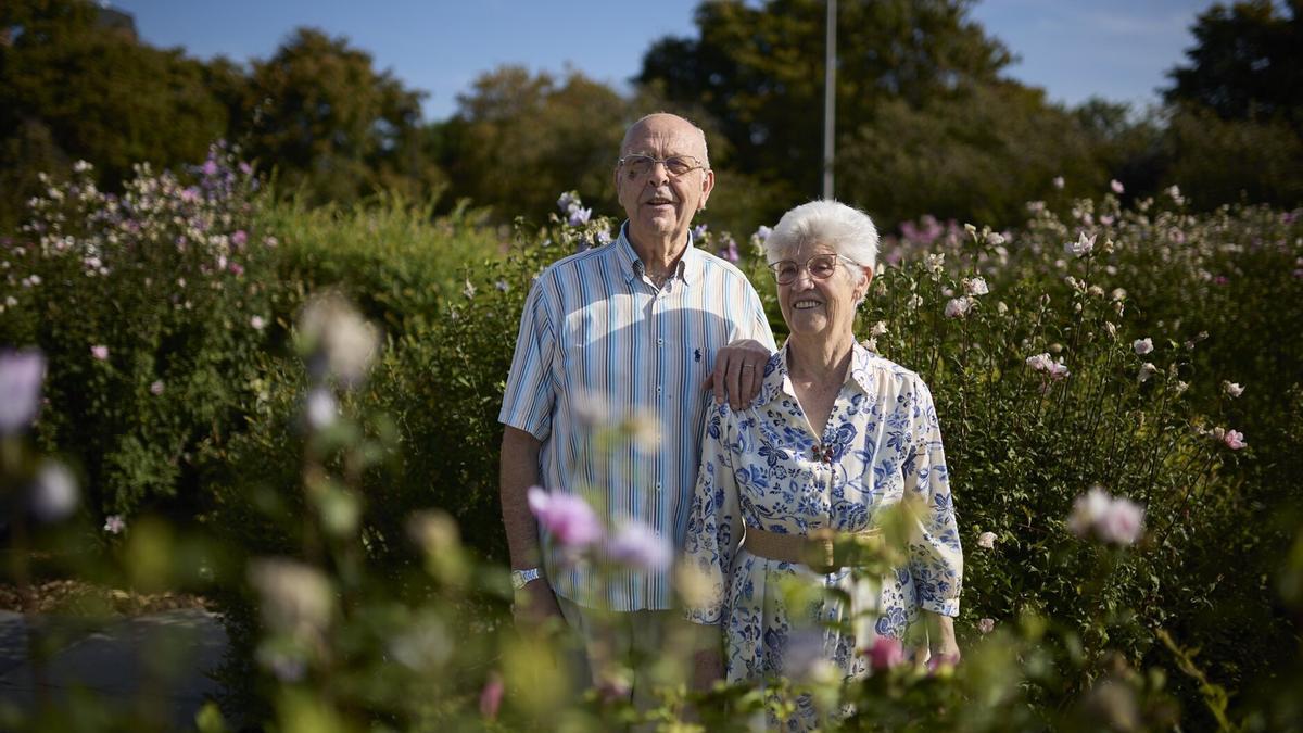 Santiago Berastegui y Maruja Polo posan en uno de los jardines del parque de Yamaguchi.