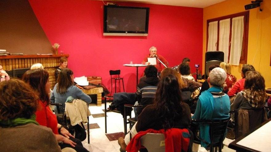 Uno de los encuentros de la temporada anterior, con el poeta Joaquín Grau.