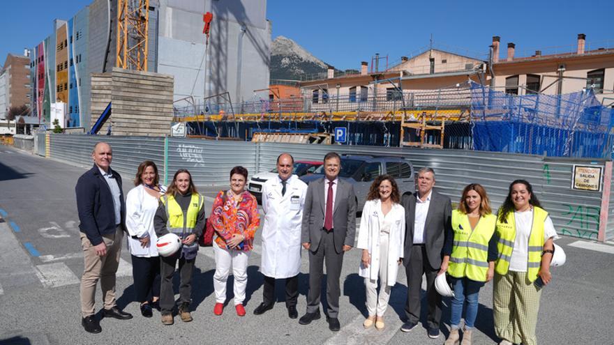 El consejero de Salud supervisa las obras del hospital de Arrasate