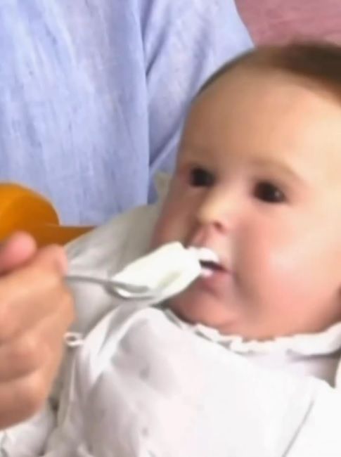 Batmancito, 'comiendo' yogur.