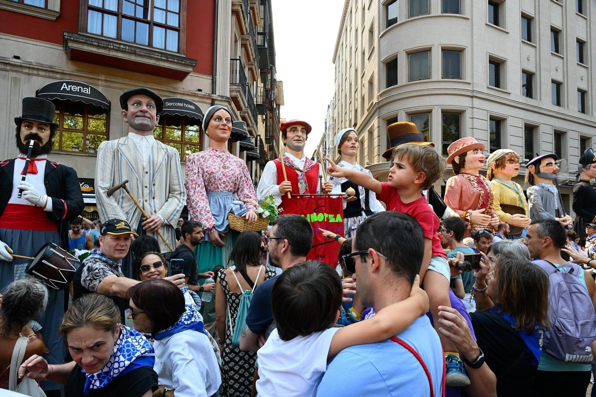 En imágenes: Los gigantes y cabezudos despiden Aste Nagusia a lo grande