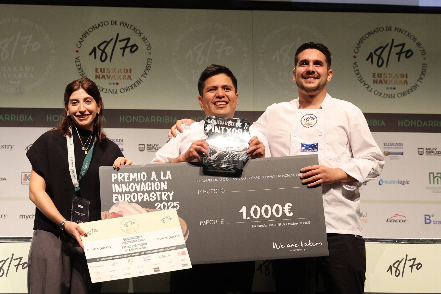 Cristoffer Rosales y Sergio Daimiel, de La Perla de Donostia, recogiendo el segundo premio que han logrado, el Europastry a la innovación