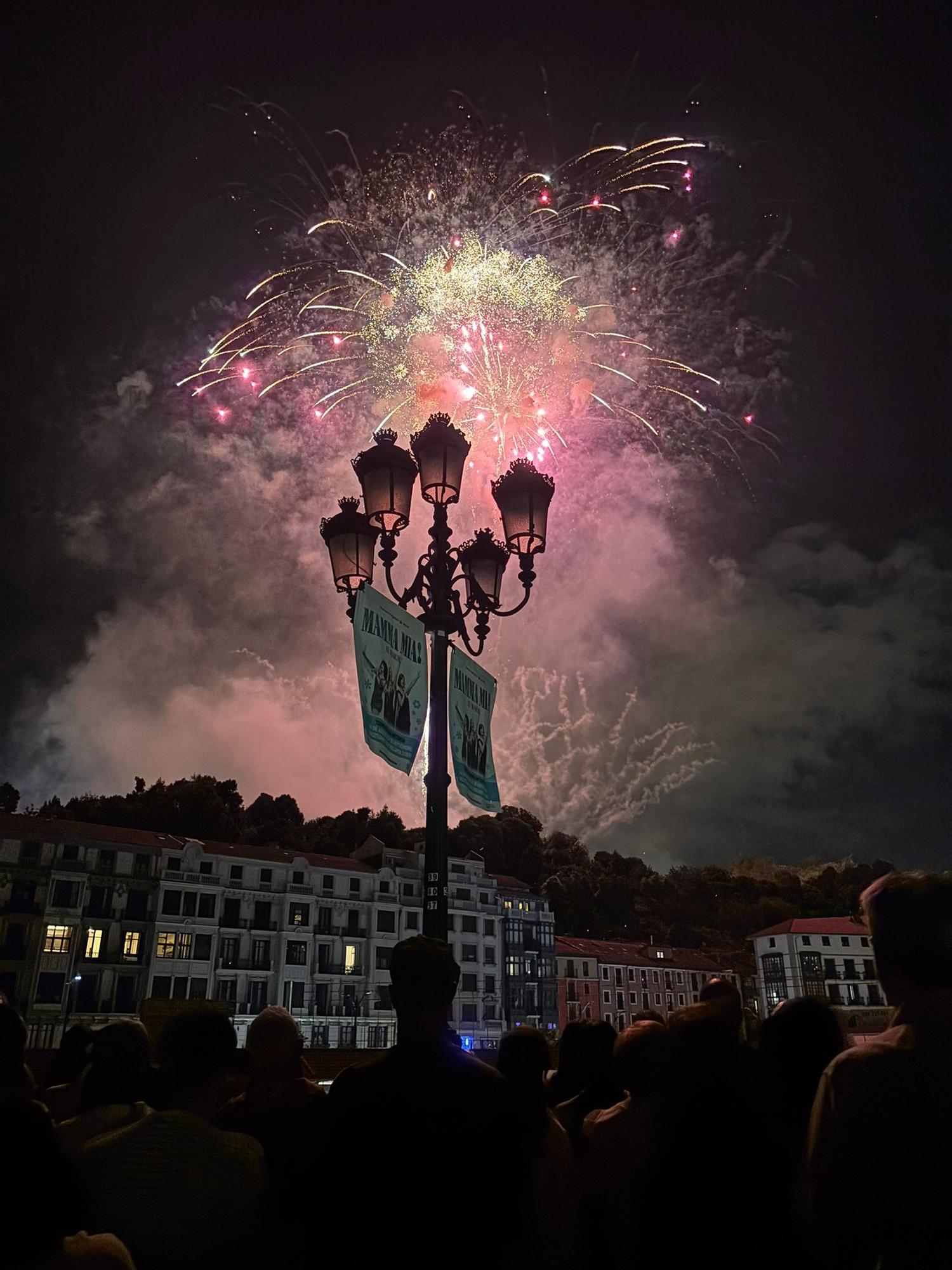 En imágenes: un fallo en un ordenador interrumpe el lanzamiento de los fuegos artificiales en Aste Nagusia