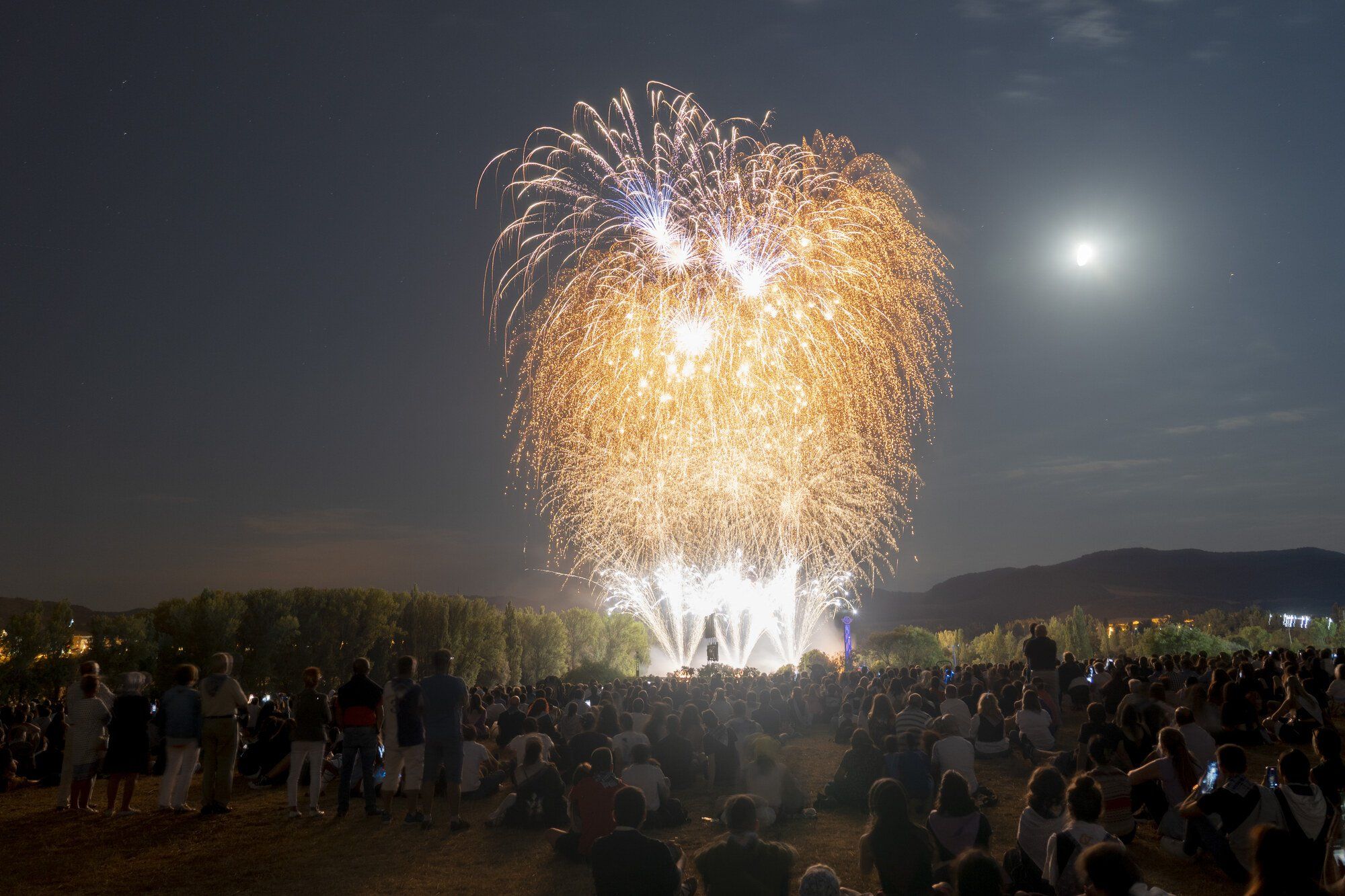 Revive los fuegos artificiales de la pasada noche