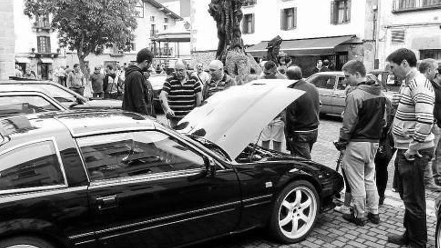 Automóviles clásicos  y solidaridad en Altsasu