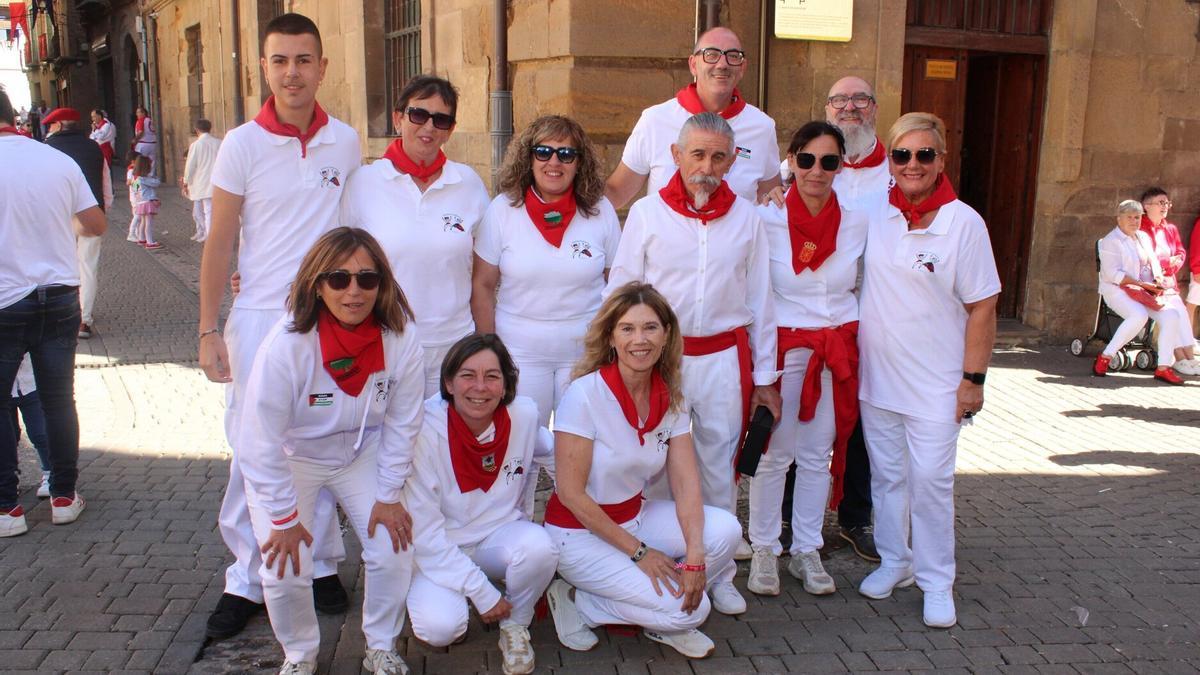 Miembros del colectivo cultural Tambarria y el alcalde con el homenajeado Eugenio Alduán.
