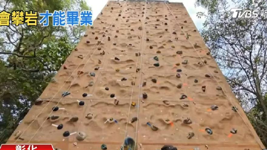 Un instituto exige a los alumnos escalar una pared de 15 metros para graduarse