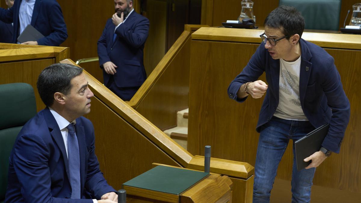 El portavoz de EH Bildu Pello Otxandiano gesticula ante el lehendakari Pradales, en un pleno anterior El portavoz de EH Bildu Pello Otxandiano gesticula ante el lehendakari Pradales, en un pleno anterior
