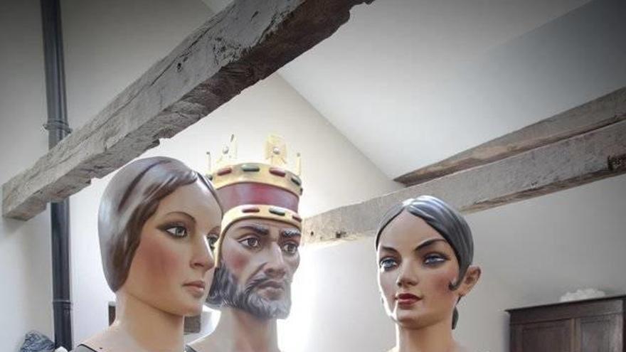 Aitor Calleja, junto a la Latina, Alfonso VI y Manuela Malasaña, tres gigantes de Madrid restaurados que entregó la semana pasada.