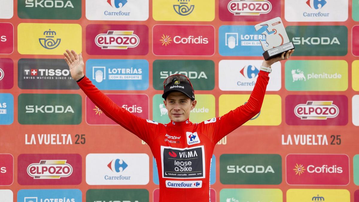 Jonas Vingegaard, en el podio tras su victoria en La Farrapona en la Vuelta.