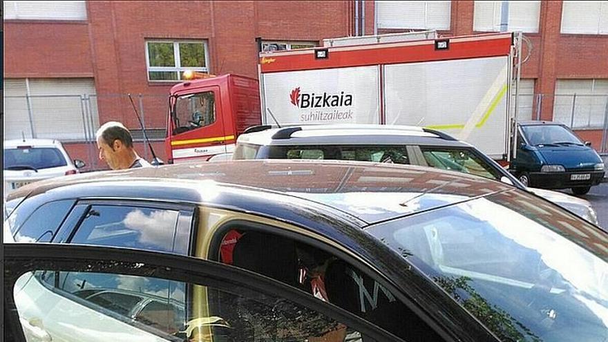 Bomberos rescatan a un bebé de un coche en Leioa.