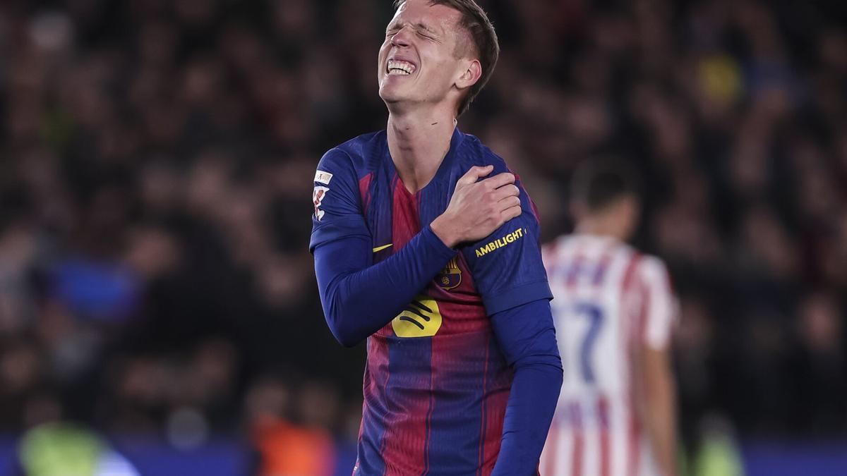 Dani Olmo se queja del brazo izquierdo tras caer al suelo y lesionarse.